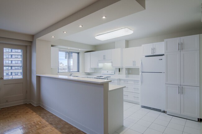 Building Photo - 3555 Chem. de la Côte-des-Neiges