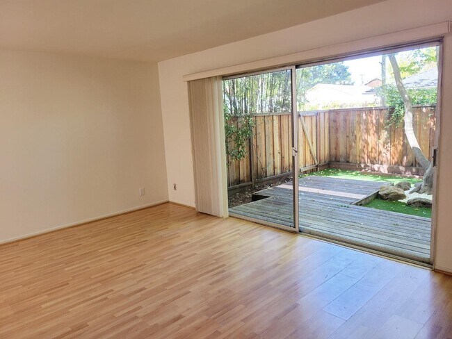 Foto del edificio - 3148 Middlefield Rd