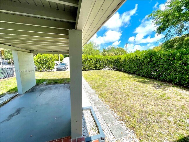 Foto del edificio - 630 NE 130th St