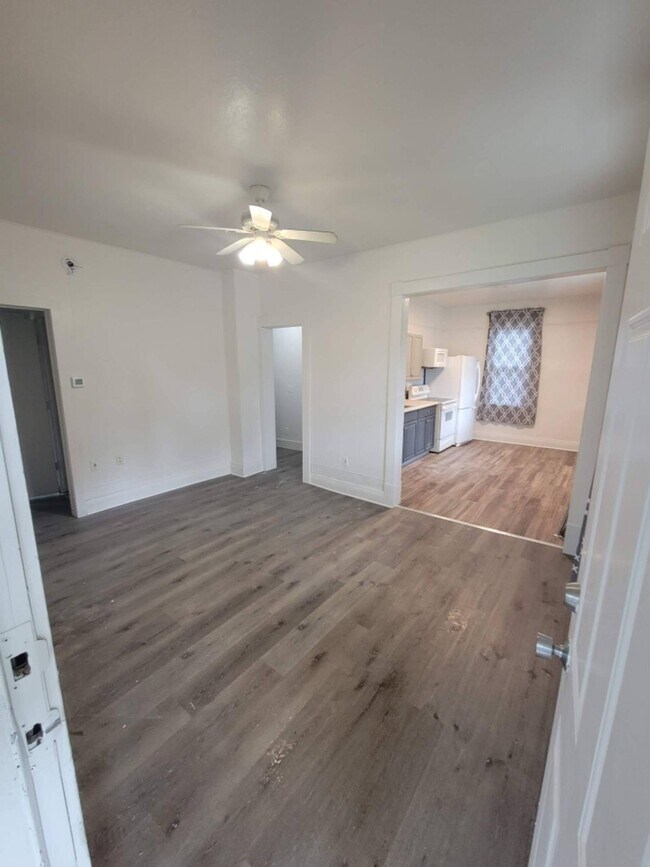 Foto del edificio - 211 Pershing Avenue North, Unit 1 (Lower L...