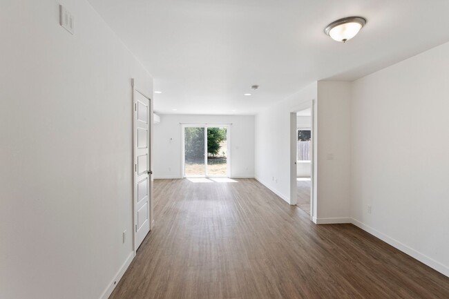 Foto del edificio - 4br/2.5ba - Modern Townhome - A/C - Hillcr...