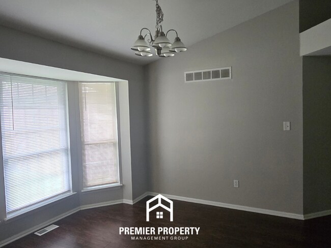 Foto del edificio - Stunning 3BR/2BA Florissant Home with Fireplace, 2-Car Garage & Fenced Yard!