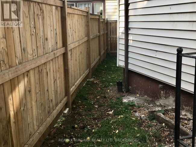 Building Photo - 163 Welland Ave