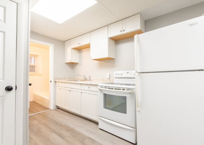 Building Photo - 656 N Main St