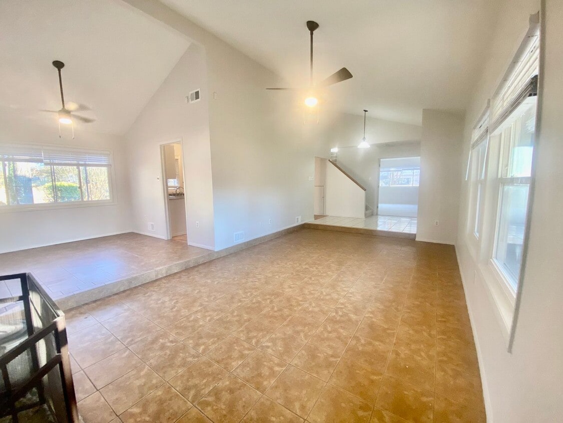 Sugarland Run Neighborhood |4bd 2bth 1921 sqft House | Large Yard - Sugarland Run Neighborhood |4bd 2bth 1921 sqft House | Large Yard