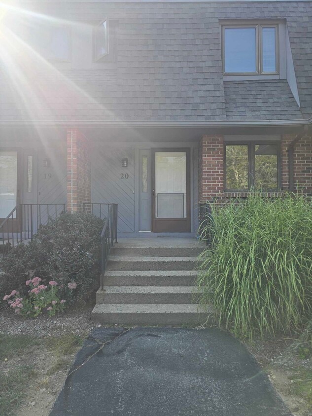 Primary Photo - 32 Upper Pattagansett Rd