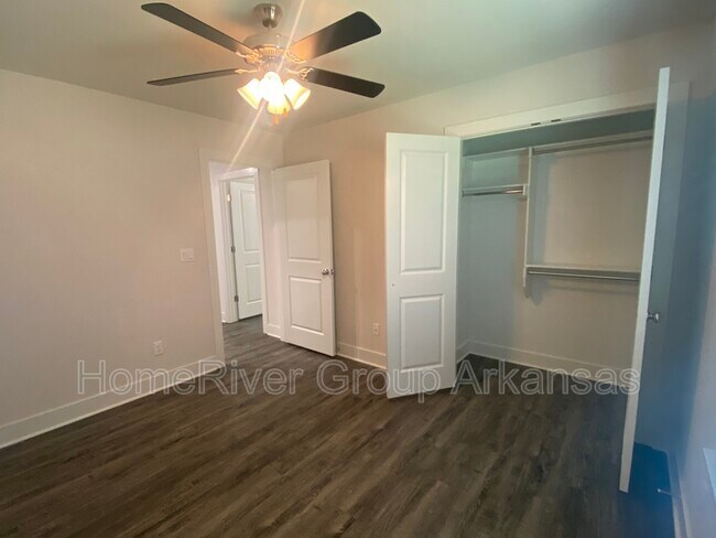 Building Photo - 1404 Love Ln