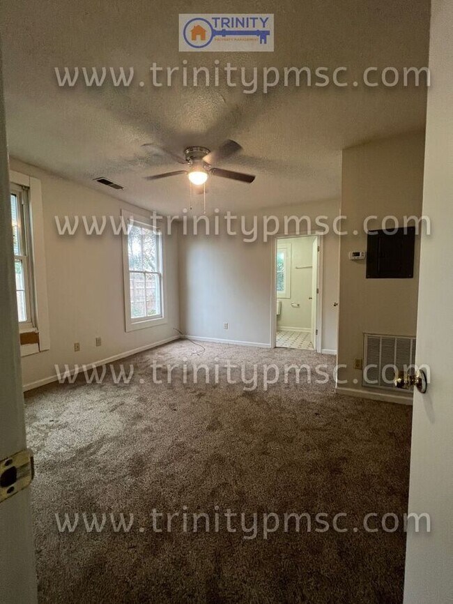 Building Photo - Newly renovated! Must see!