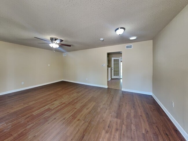 Building Photo - Simply Adorable 3/2 Home!