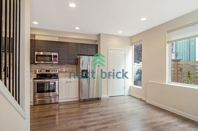 Building Photo - 2 BED & 2 BATH TOWNHOME FOR RENT