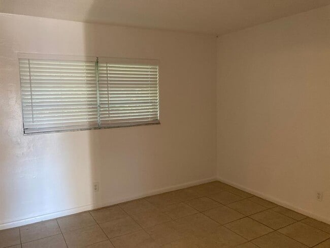 Building Photo - 466 Sunshine Dr