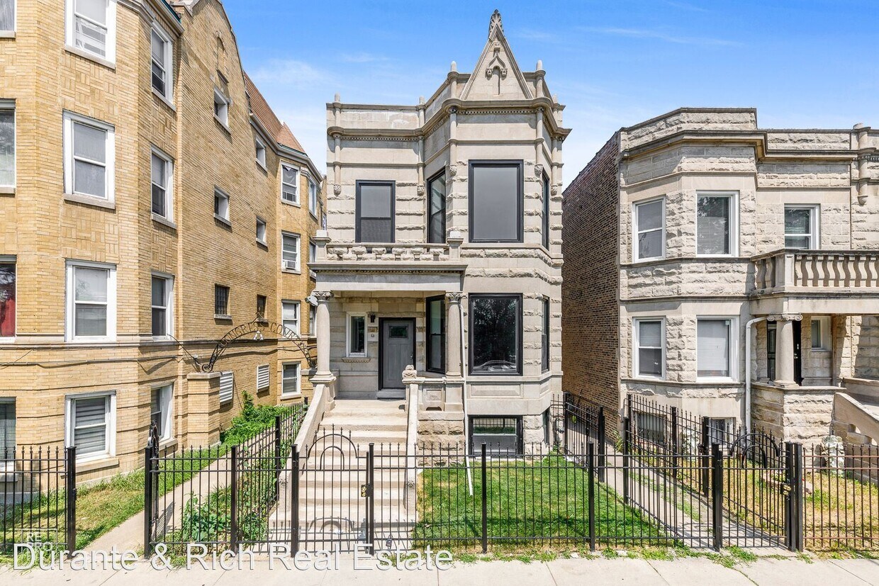 Primary Photo - 3912 W Congress Pkwy