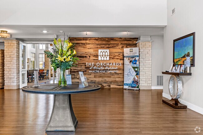 Vestíbulo en el interior - The Orchards at Arlington Highlands 55+ Active Adult Apartments