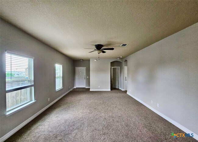 Building Photo - 729 Community Dr