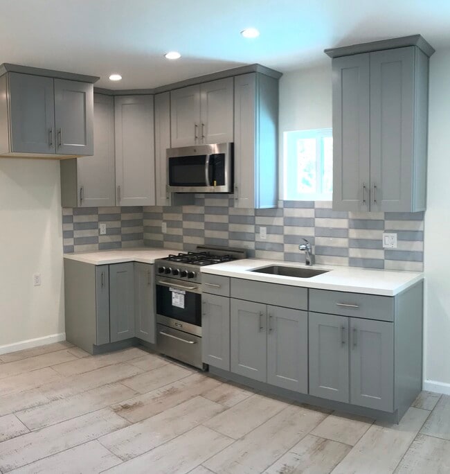 Building Photo - 10166 Petit Ave