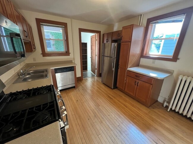 Building Photo - 601 E Gorham St