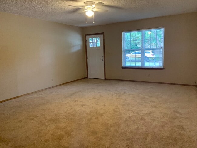 Building Photo - Well Maintained Home In Glenpool!