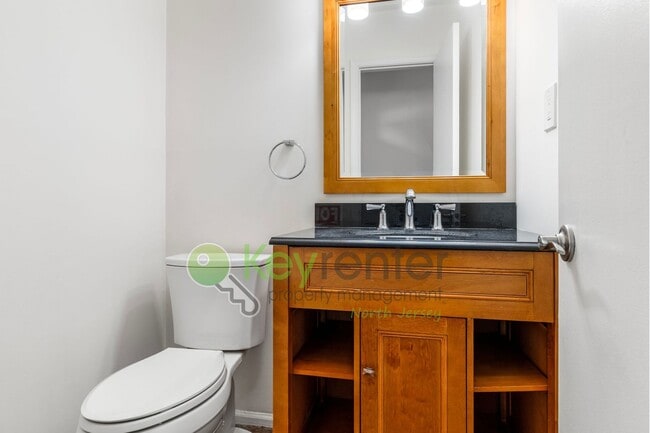 Building Photo - Resort-Style Living in Deer Run – Golf Course Access, Pool, Tennis & Private Patio