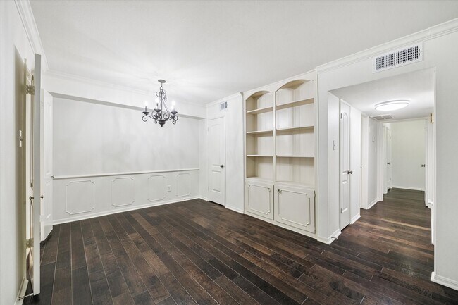 Building Photo - 353 N Post Oak Ln