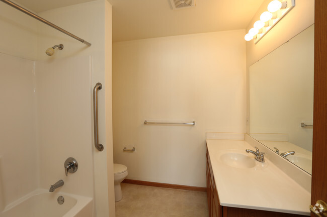 "B" Bathroom - Quail Pointe Apartment Homes