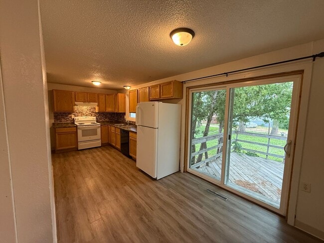 Building Photo - Three bedroom, Two bathroom home located i...