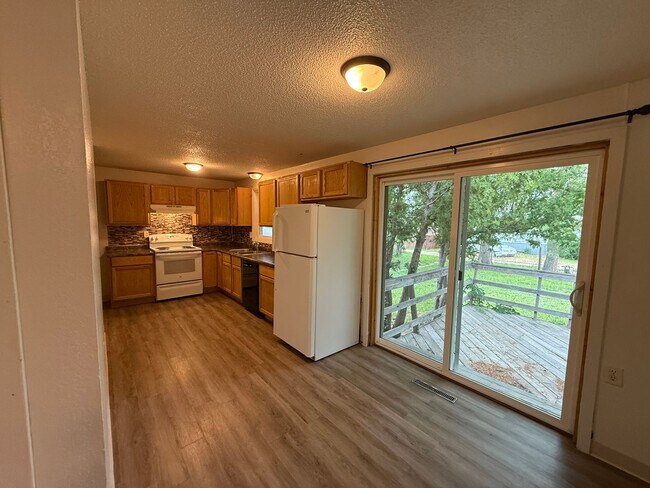 Foto del edificio - Three bedroom, Two bathroom home located i...