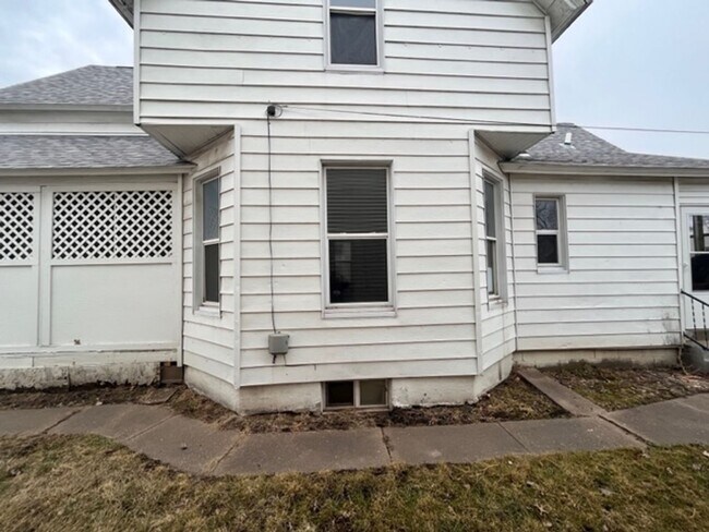 Building Photo - Single Family 4 bedroom 1.5 bath in Davenport