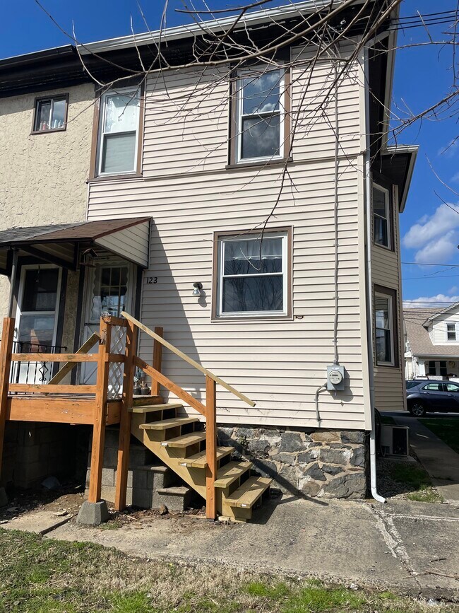 Building Photo - 123 white avenue