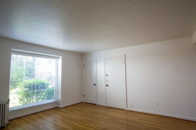 Building Photo - Fabulous Vintage 1-Bedroom Across the Street from Laurelhurst Park!
