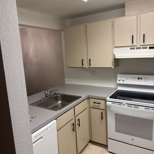 Building Photo - Ground Floor 1 Bedroom In Unit W/D Walk ou...