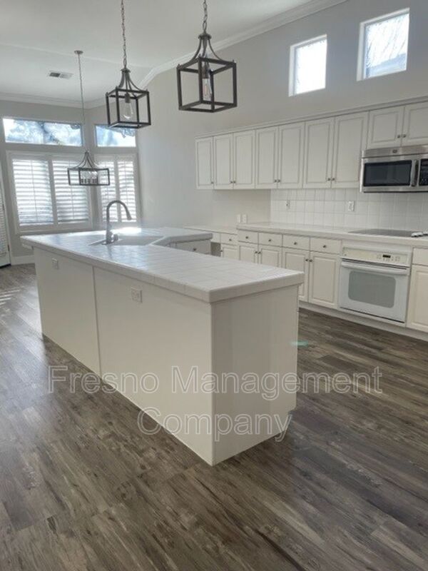 Foto principal - 6168 N Stockdale Dr