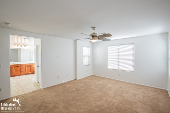 Foto del edificio - Charming 3Bdm 2.5Ba Home Nestled in a Gate...