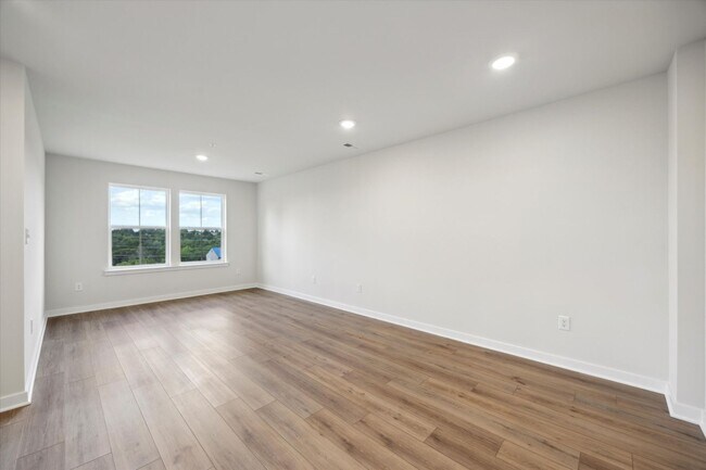 Building Photo - 3 Bedroom End-Unit Townhome in Spring City