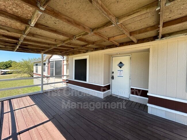 Building Photo - 208 Private Rd 4652
