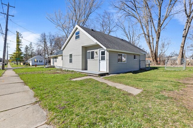 Building Photo - Affordable Comfort with Modern Updates in ...