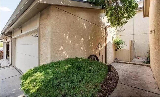 Foto del edificio - 3330 Templeton Gap Rd
