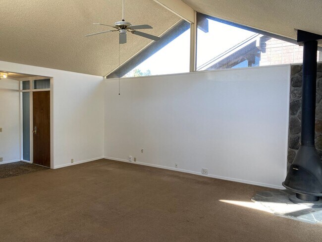 Building Photo - 2 Bed 2 Bath House Near American River Col...