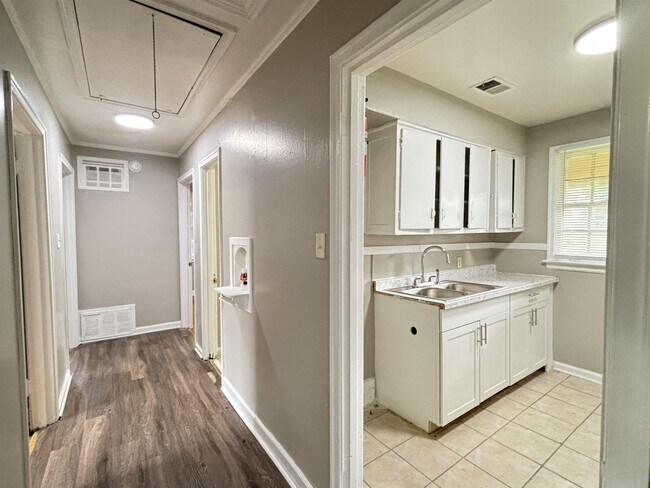 Foto del edificio - 1065 Larry Ln