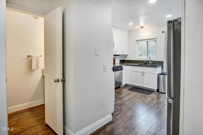 Building Photo - 229 S Ventura Rd