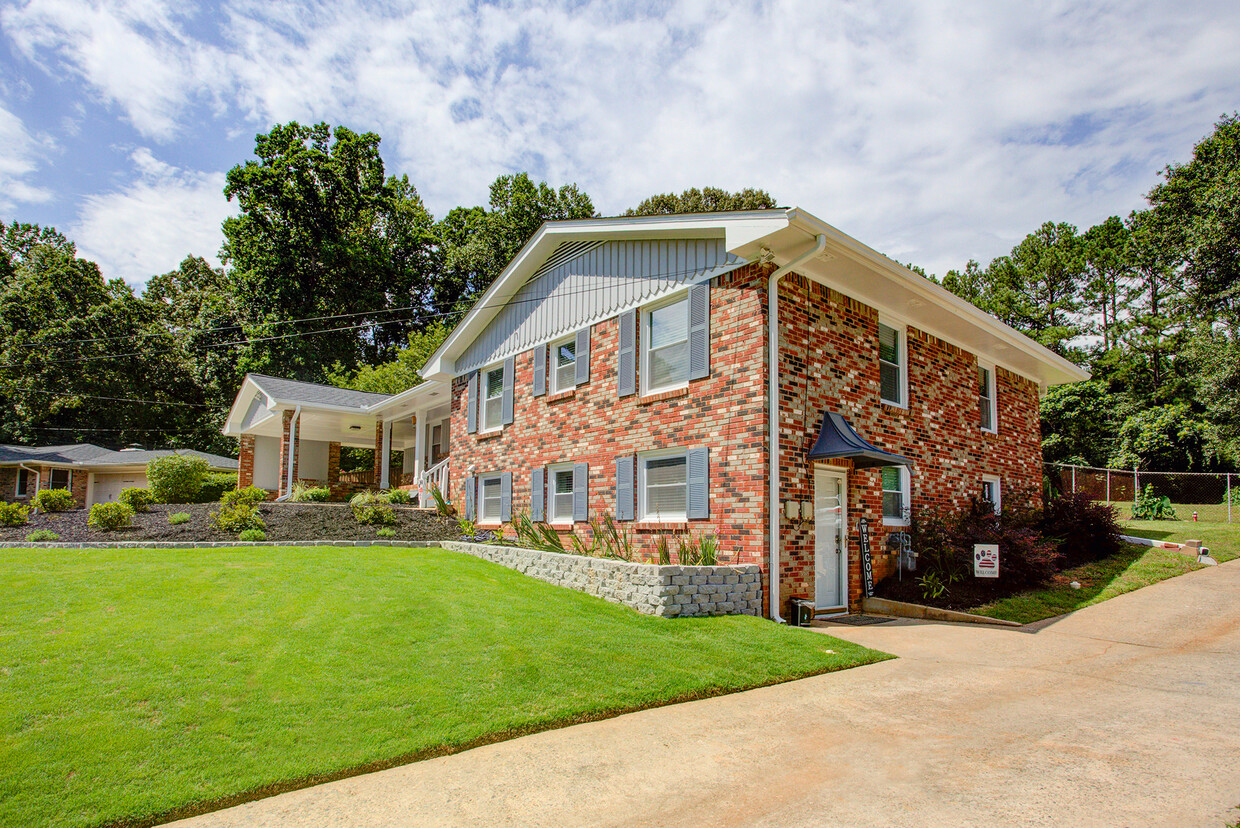 Side Entrance with Driveway - 4340 Lake Laurel Dr SE