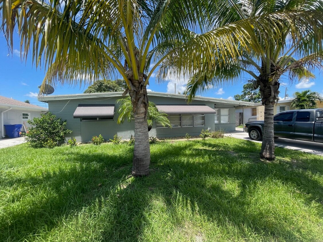Primary Photo - 843 Hibiscus Dr