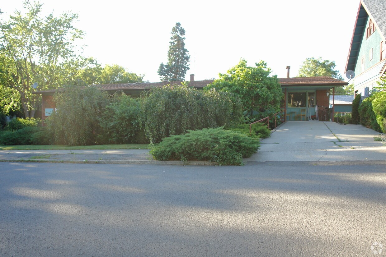 Building Photo - 1320 W 8th Ave