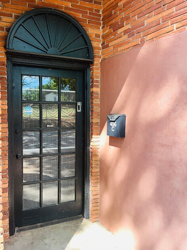 Foto del edificio - Beautiful 2 bedroom 1.5 bathroom apartment in Downtown Hogansville! Must see!