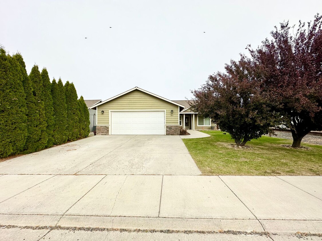 Primary Photo - Charming 3 Bedroom Home
