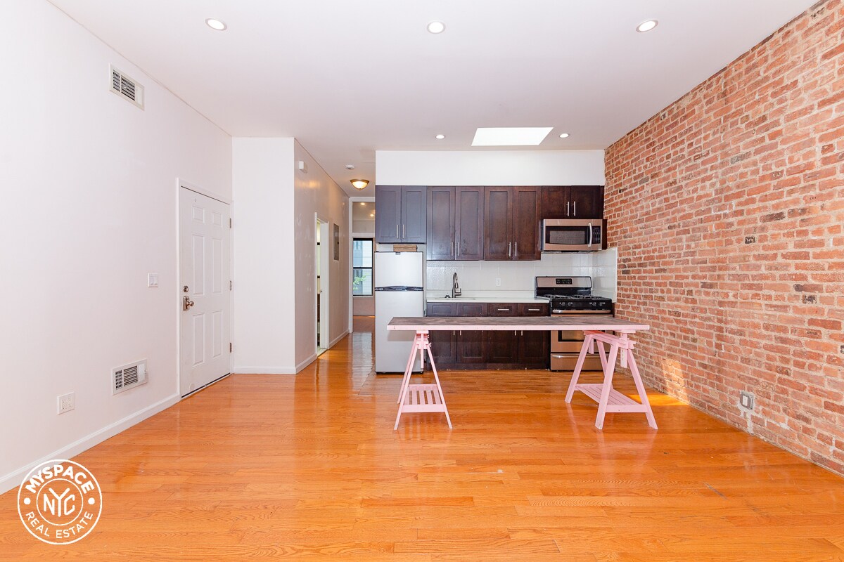 Foto principal - 212 Rogers Ave