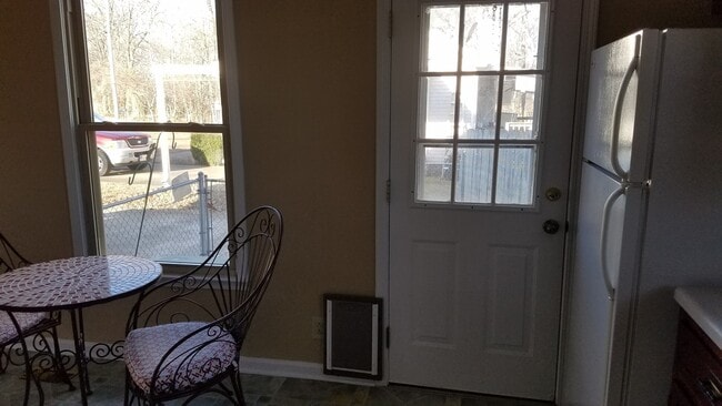 Building Photo - Cute 3 Bed/1 & 1/2 Bath, House located in the heart of St. B!