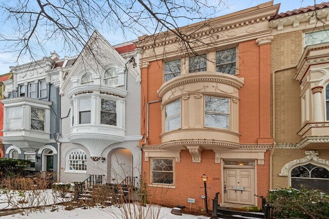 Photo - 3 Bed 2.5 Bathroom - Capitol Hill Rowhome - Driveway For Parking