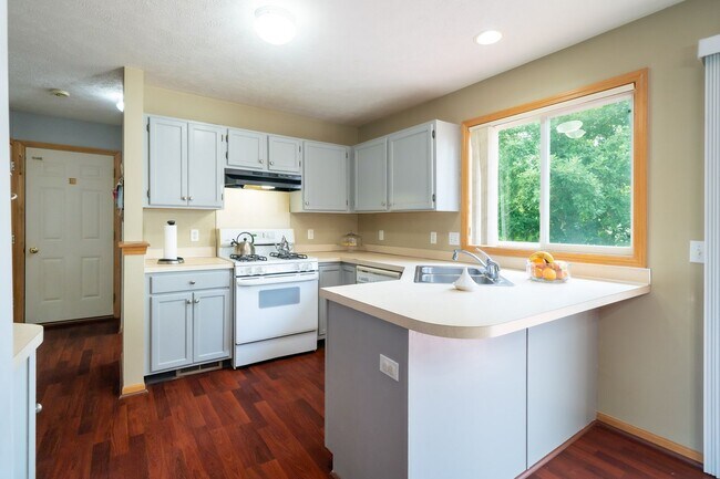 Building Photo - 3 bed 2.5 bath