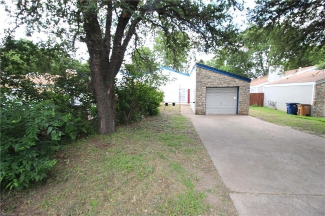 Building Photo - 1002 King Albert St