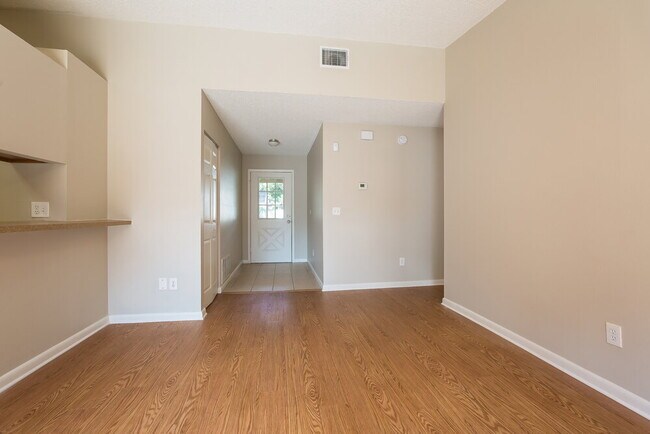 Building Photo - 317 Regal Park Dr